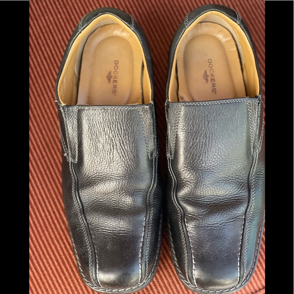 Dockers Mens Slip On Casual Dress Loafer
090-4674
Size: 9 Medium Black